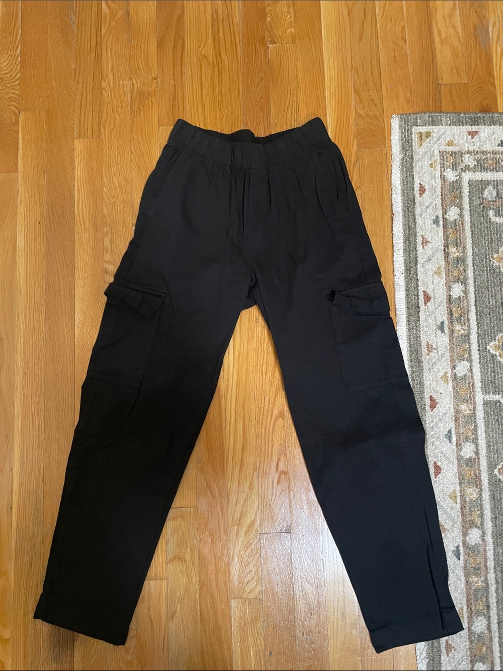 GAP women’s Black ankle cargo Pants with Elastic Waist and pockets